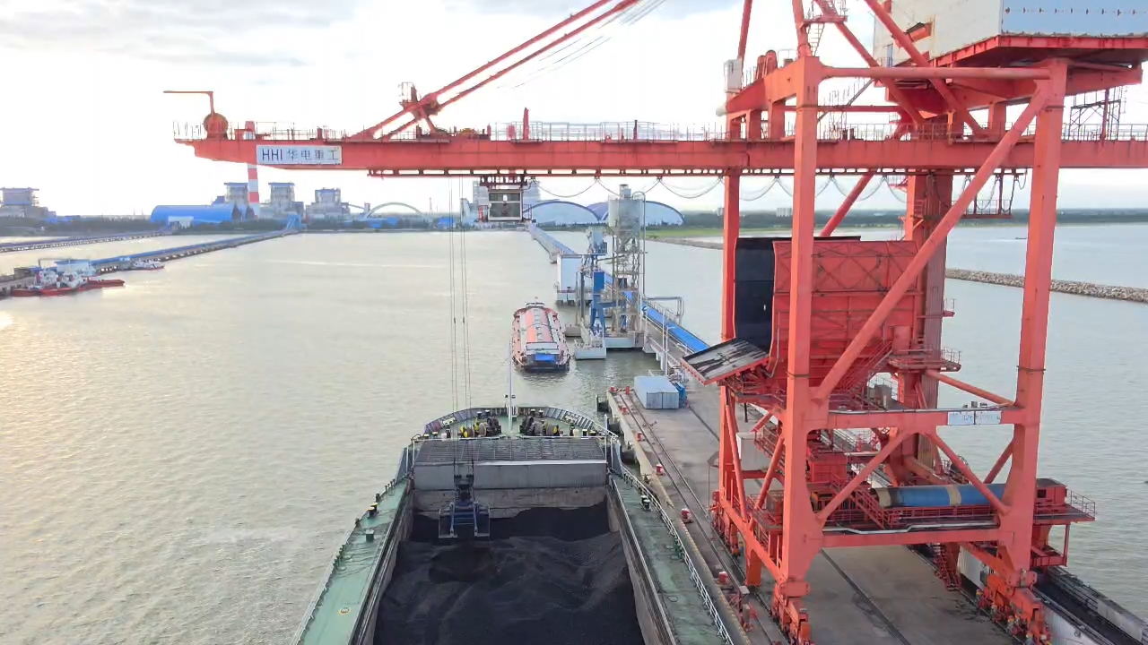 gầu múc than trên hầm than của tàu PPOM